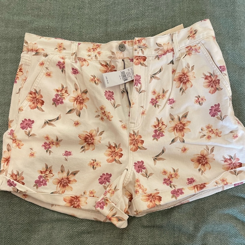 American Eagle floral mom shorts